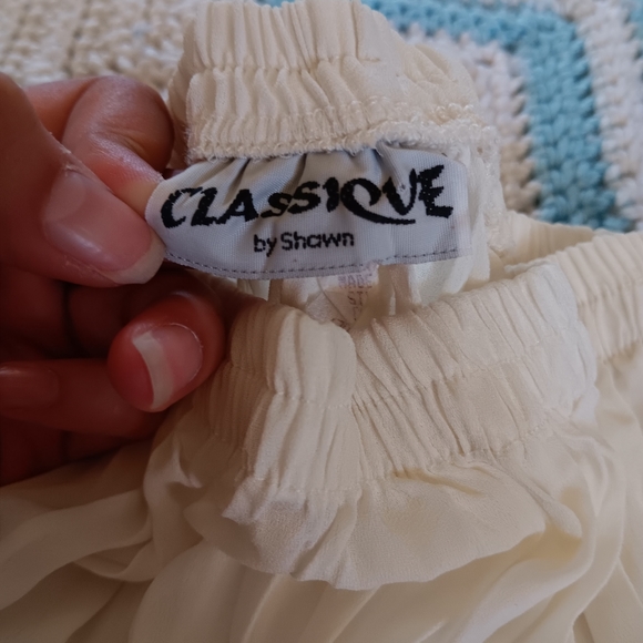 White pleated skirt - Picture 2 of 3